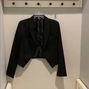Women’s cropped black blazer